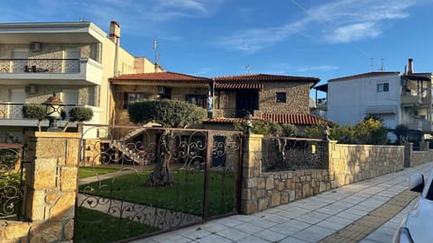 Property building, Day, Neighbourhood, Street view, Parking