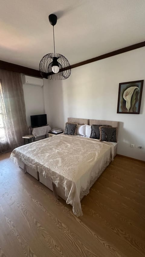 Bed, TV and multimedia, Photo of the whole room