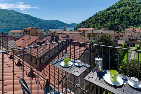 View (from property/room), Balcony/Terrace, Lake view