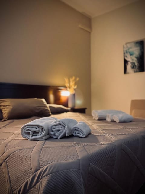 Bed, Photo of the whole room, Bedroom, towels