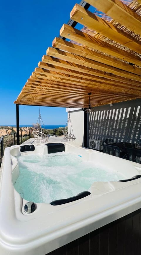 Day, Natural landscape, Hot Tub, View (from property/room), Balcony/Terrace