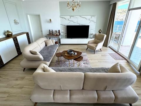 TV and multimedia, Living room, Seating area, Evening entertainment