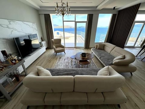 Natural landscape, TV and multimedia, Living room, Seating area, Sea view