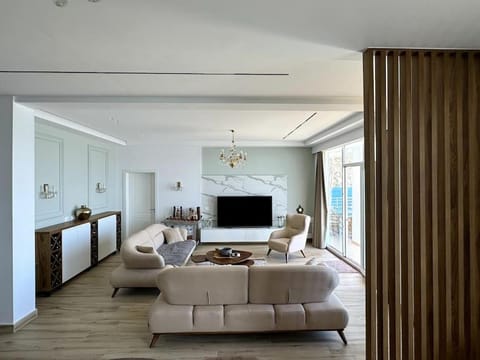 TV and multimedia, Living room, Seating area, Evening entertainment