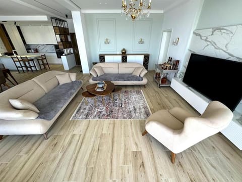 TV and multimedia, Living room, Seating area, Evening entertainment