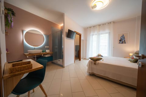 Shower, Bed, Bathroom, TV and multimedia, Photo of the whole room, Bedroom