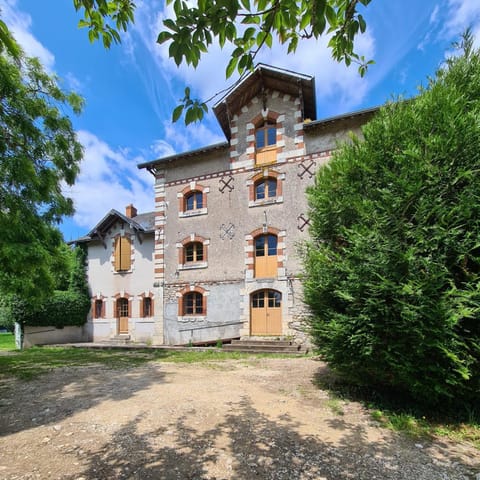 Property building, Day, Garden, Landmark view