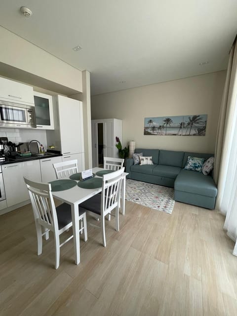 Kitchen or kitchenette, Living room, Seating area, Dining area