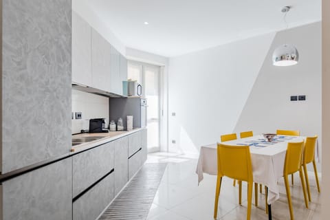 Kitchen or kitchenette, Dining area, stove