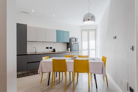 Kitchen or kitchenette, Dining area, stove