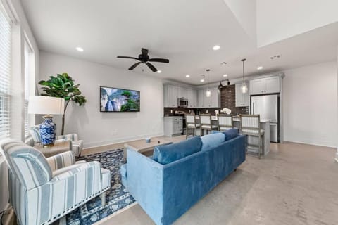TV and multimedia, Kitchen or kitchenette, Living room, Seating area