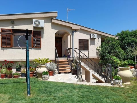 Property building, Day, Garden, Garden view