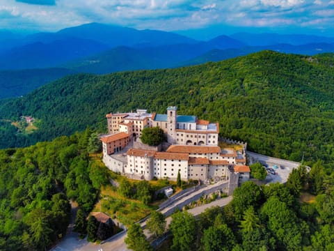 Property building, Day, Natural landscape, Bird's eye view, Landmark view, Mountain view