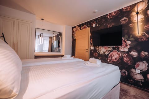 Bed, TV and multimedia, Bedroom, wardrobe