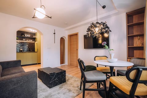 TV and multimedia, Living room, Seating area, Dining area