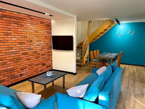 TV and multimedia, Living room, Seating area, Evening entertainment