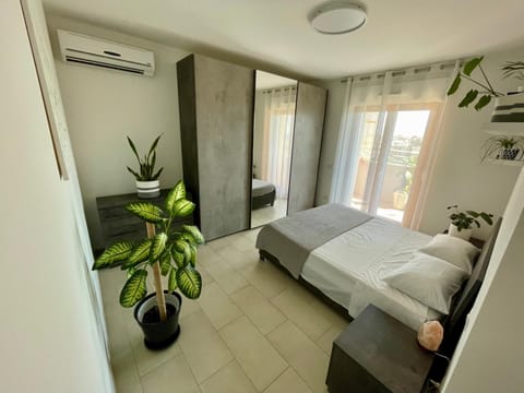 Bed, Photo of the whole room, Bedroom, air conditioner