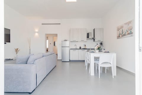 Kitchen or kitchenette, Seating area, Dining area, oven, stove