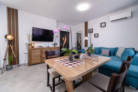 TV and multimedia, Living room, Seating area, Dining area, Evening entertainment, air conditioner