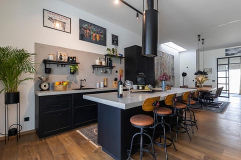 Kitchen or kitchenette, Food and drinks, Food, Drinks