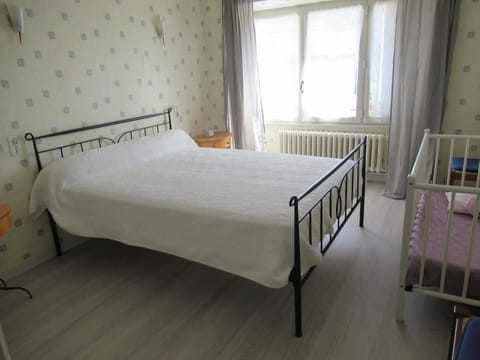 Photo of the whole room, cot