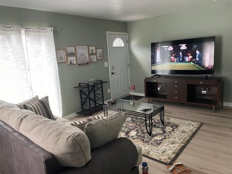 TV and multimedia, Living room, Seating area, Evening entertainment