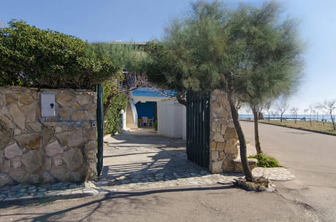 Property building, Facade/entrance, Garden, Sea view