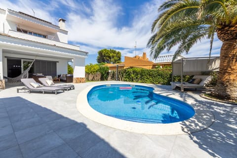 Property building, Garden view, Pool view, sunbed
