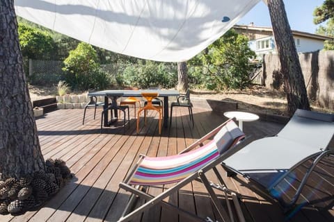 Patio, Day, sunbed