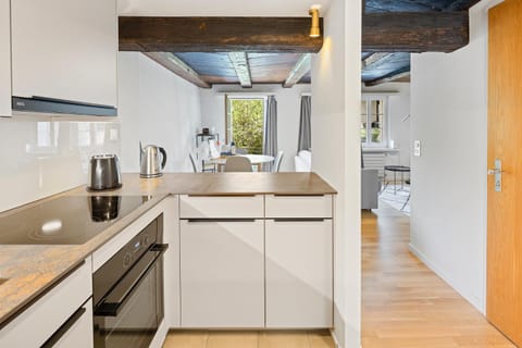 Coffee/tea facilities, Kitchen or kitchenette, dishwasher, oven, stove