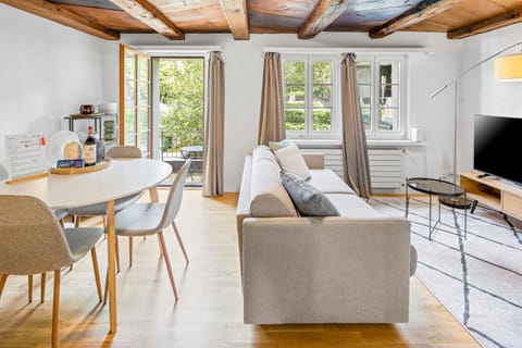 TV and multimedia, Living room, Seating area, Dining area, City view, City view