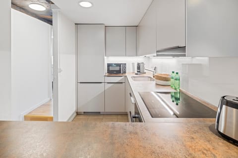 Coffee/tea facilities, Kitchen or kitchenette, dishwasher, oven, stove, toaster