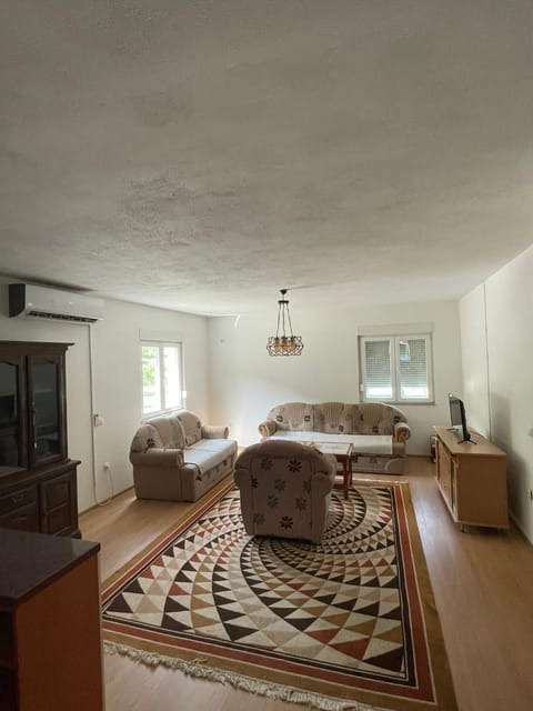 Bed, TV and multimedia, Living room, Seating area
