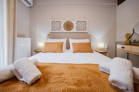 Bed, Photo of the whole room, Bedroom, towels, air conditioner