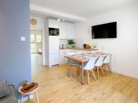 TV and multimedia, Kitchen or kitchenette, Living room, Seating area, Dining area