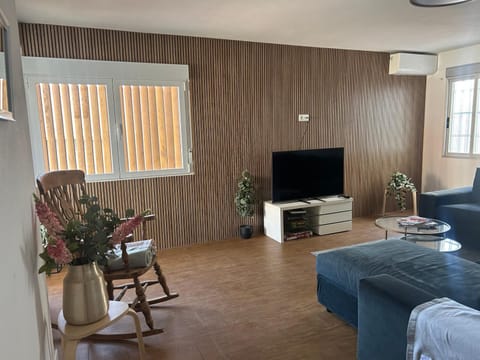 TV and multimedia, Living room, Seating area, Evening entertainment