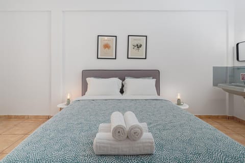 Photo of the whole room, Bedroom, towels