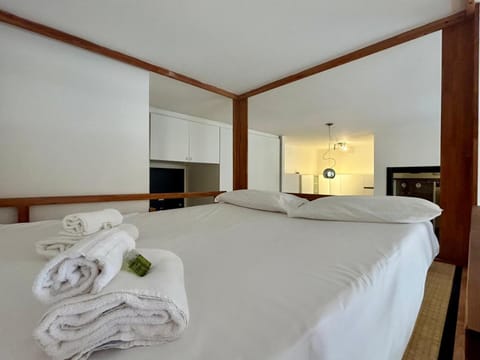 Bed, Bedroom, towels