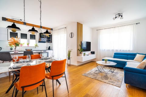 Communal lounge/ TV room, TV and multimedia, Kitchen or kitchenette, Living room, Seating area, Dining area, Evening entertainment