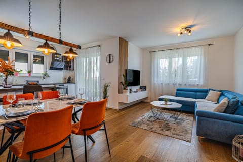 Communal lounge/ TV room, TV and multimedia, Kitchen or kitchenette, Living room, Seating area, Dining area, Evening entertainment