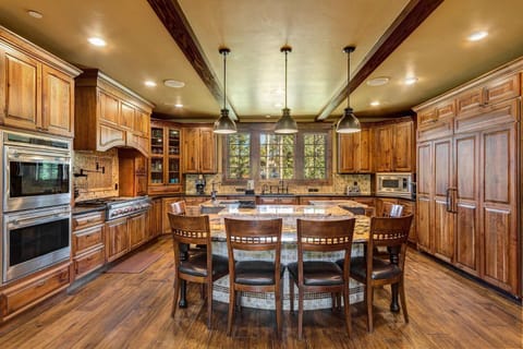 Luxurious 6BR 3Min Walk to Main Lifts House in Breckenridge