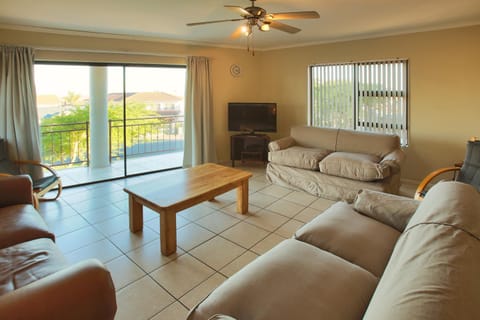 Communal lounge/ TV room, TV and multimedia, Living room, Seating area, Evening entertainment