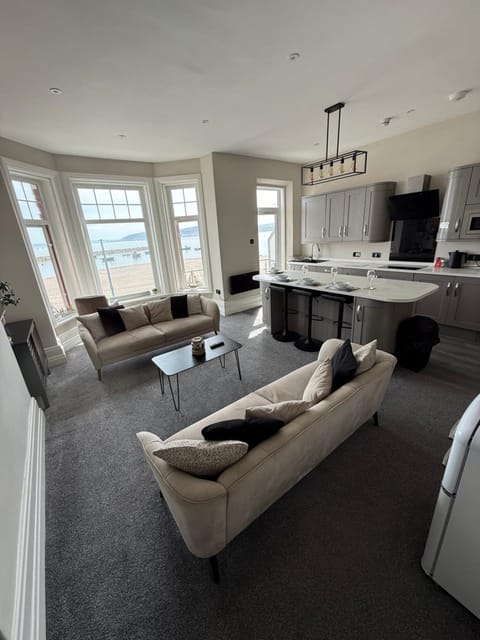 Stunning Sea View Apartment With Balcony & Parking Apartment in Rhôs-on-Sea