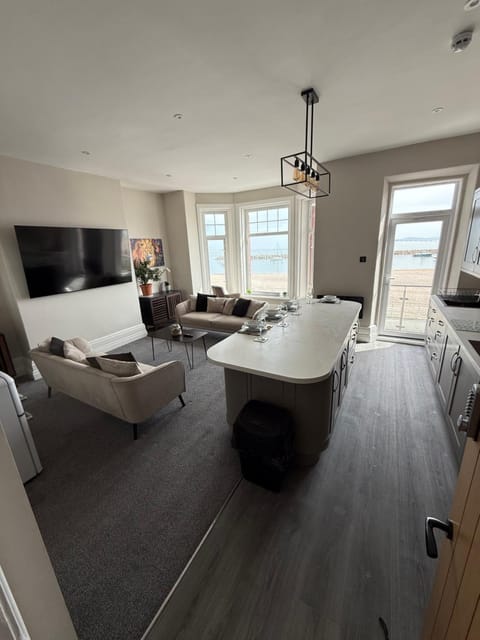 Stunning Sea View Apartment With Balcony & Parking Apartment in Rhôs-on-Sea