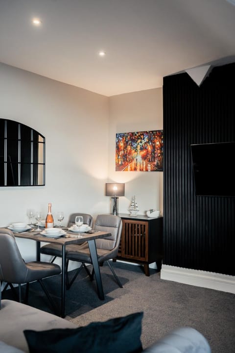 Stunning 2 Bedroom Sea View Apartment With Parking Apartment in Rhôs-on-Sea