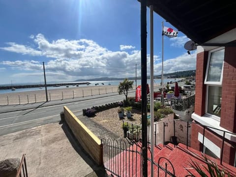 Stunning 2 Bedroom Sea View Apartment With Parking Apartment in Rhôs-on-Sea