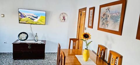 TV and multimedia, Living room, Seating area, Dining area