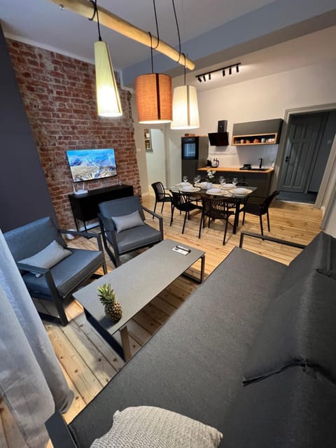 TV and multimedia, Kitchen or kitchenette, Living room, Seating area, Dining area