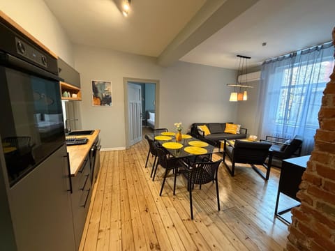 TV and multimedia, Kitchen or kitchenette, Living room, Seating area, Dining area, oven