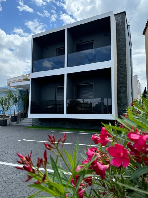 Property building, Day, Garden, Garden view